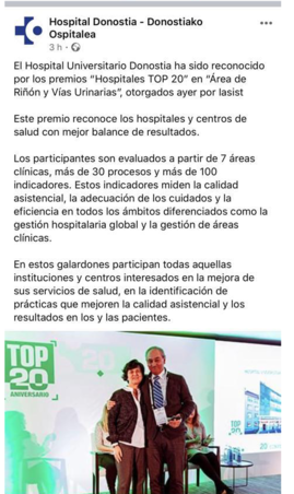 El Dr. A Begiristain, Subdirector quirúrgico recogiendo el Premio HOSPITALES TOP20 al Área de Riñón