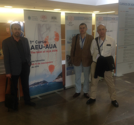 Frente al Cartel del Curso AUA-EAU de Noviembre en Donostia